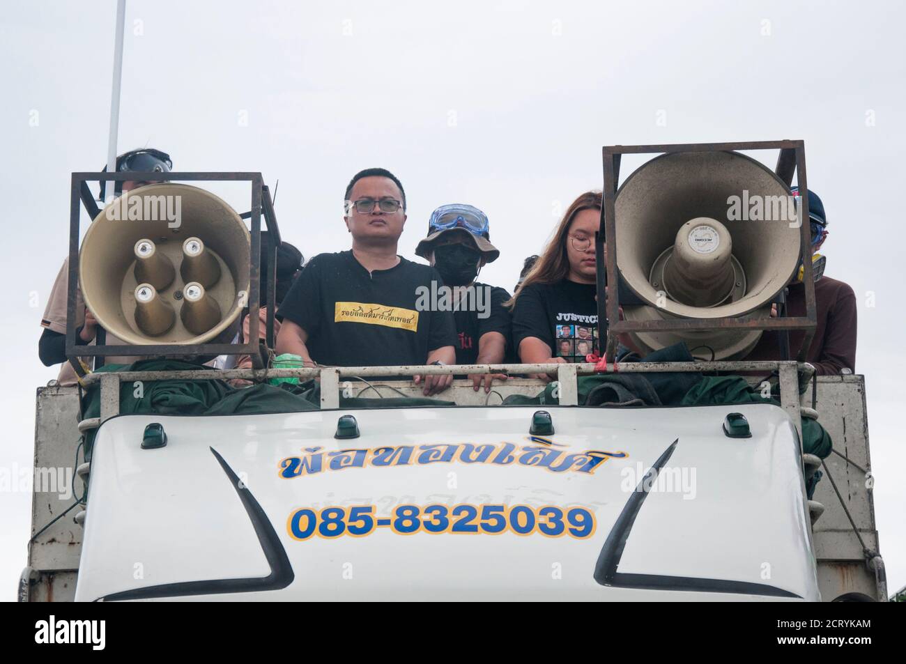 Bangkok, Thailandia. 15 agosto 2001. Arnon Nampa il capo della protesta si erge sul camion mentre guida i suoi compagni manifestanti a ''Palazzo reale'' durante le dimostrazioni.i manifestanti pro-democrazia si sono conversi nello storico cuore reale di Bangkok per chiedere le dimissioni del governo sostenuto dai militari e le riforme della monarchia, a lungo considerato un soggetto tabù in Thailandia. I dimostranti si sono riuniti per la prima volta nel campus universitario di Thammasat su un campo di calcio universitario che è stato teatro di un massacro di studenti di sinistra da parte di paramilitari pro-regime nel 1976. (Immagine di credito: © Peerapon Boonyak Foto Stock