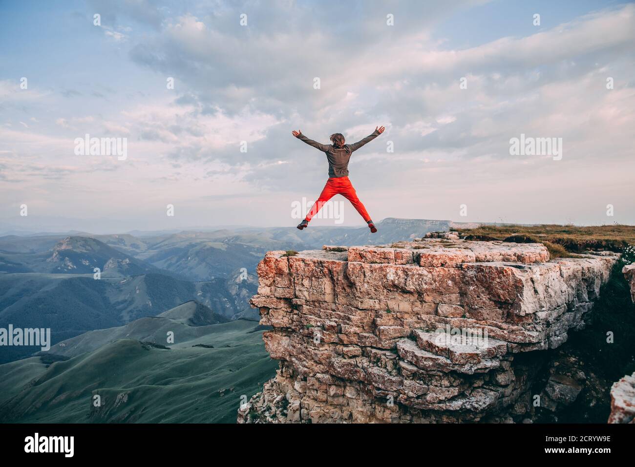 uomo che salta sulla scogliera. Depressione symbol.Major disturbo depressivo. Foto Stock