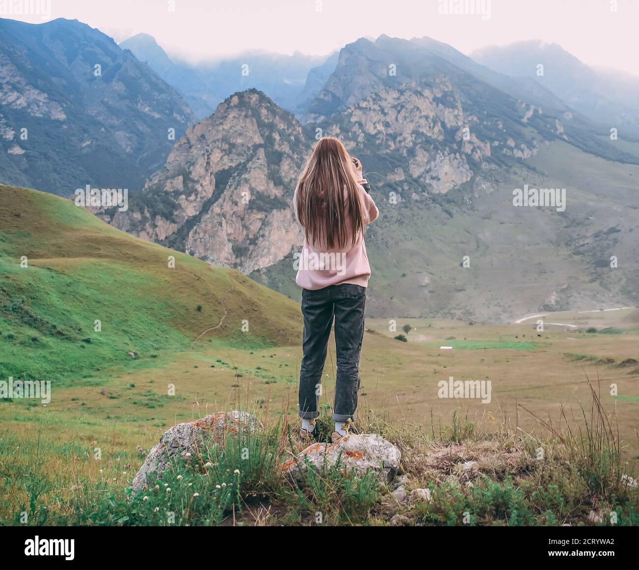 Due Coppie di escursionisti di montagna sulla vetta molto nebbia Foto Stock