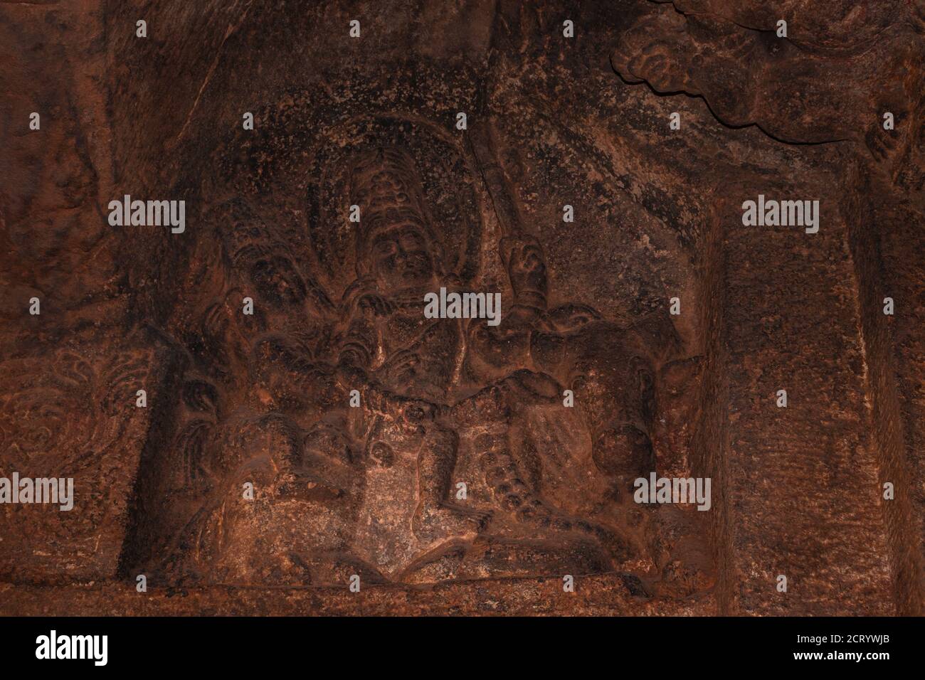 badami sculture di divinità indù scolpite sulle pareti antiche opere d'arte in pietra nei dettagli immagine è presa a badami karnataka india. è patrimonio dell'umanità dell'unesco Foto Stock