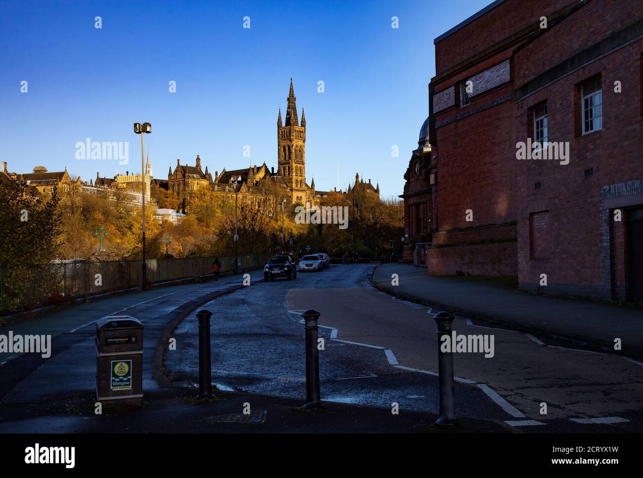 Glasgow / Scozia - 13 novembre 2013: Università di Glasgow. Caduta in città. Sfondo blu chiaro. Foto Stock