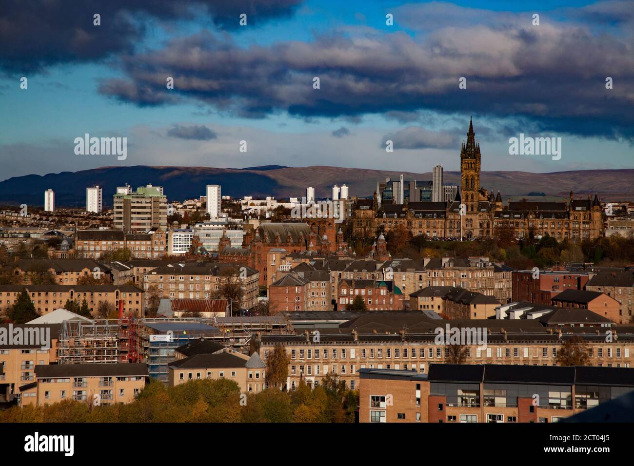 Glasgow / Scozia - 13 novembre 2013: Vista panoramica della città tramonto caduta. Università di Glasgow e montagne. Cielo blu con nuvole.. Foto Stock