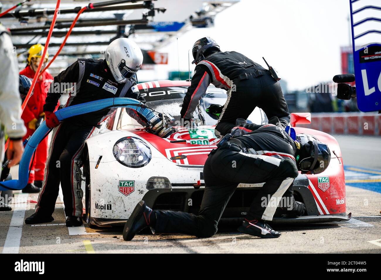 91 Bruni Gianmaria (ita), Lietz Richard (aut), Makowiecki Fr.d.ric (fra), Porsche GT Team, Porsche 911 RSR-19, sosta ai box durante la 2020 24 ore di le Foto Stock