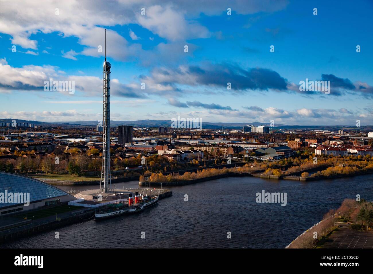 Glasgow/Scozia-13 novembre 2013: Caduta in città. Argine del fiume Clyde. Glasgow Science Center e Torre. Nave a vapore. (Vaporiera con ruota a pale).Panorama Foto Stock