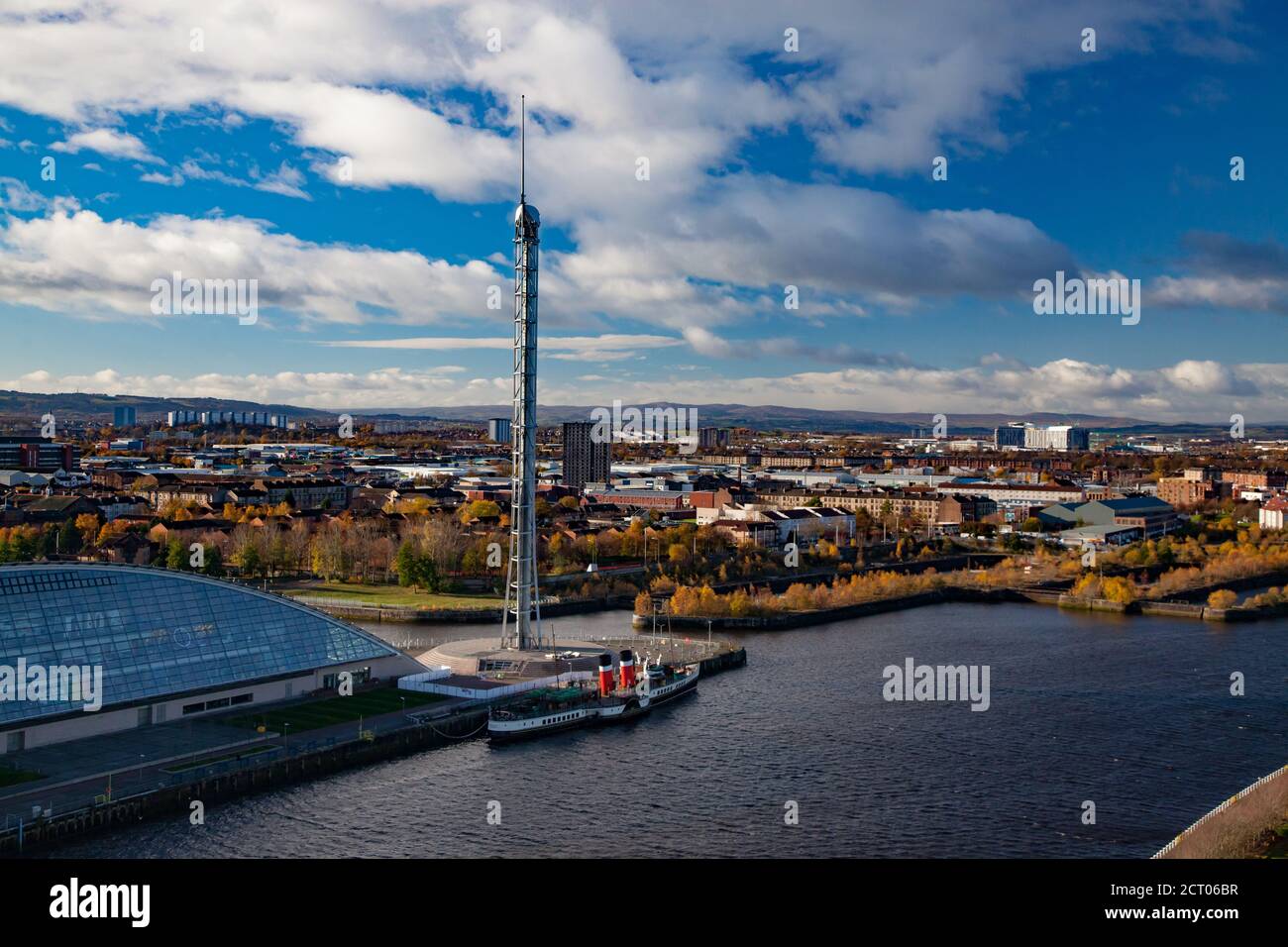 Glasgow/Scotland-Nov13, 2013: Caduta in città. Panorama del fiume Clyde argine. Glasgow Science Center e Torre. Nave a vapore. (Vaporizzatore con ruota a pale) Foto Stock