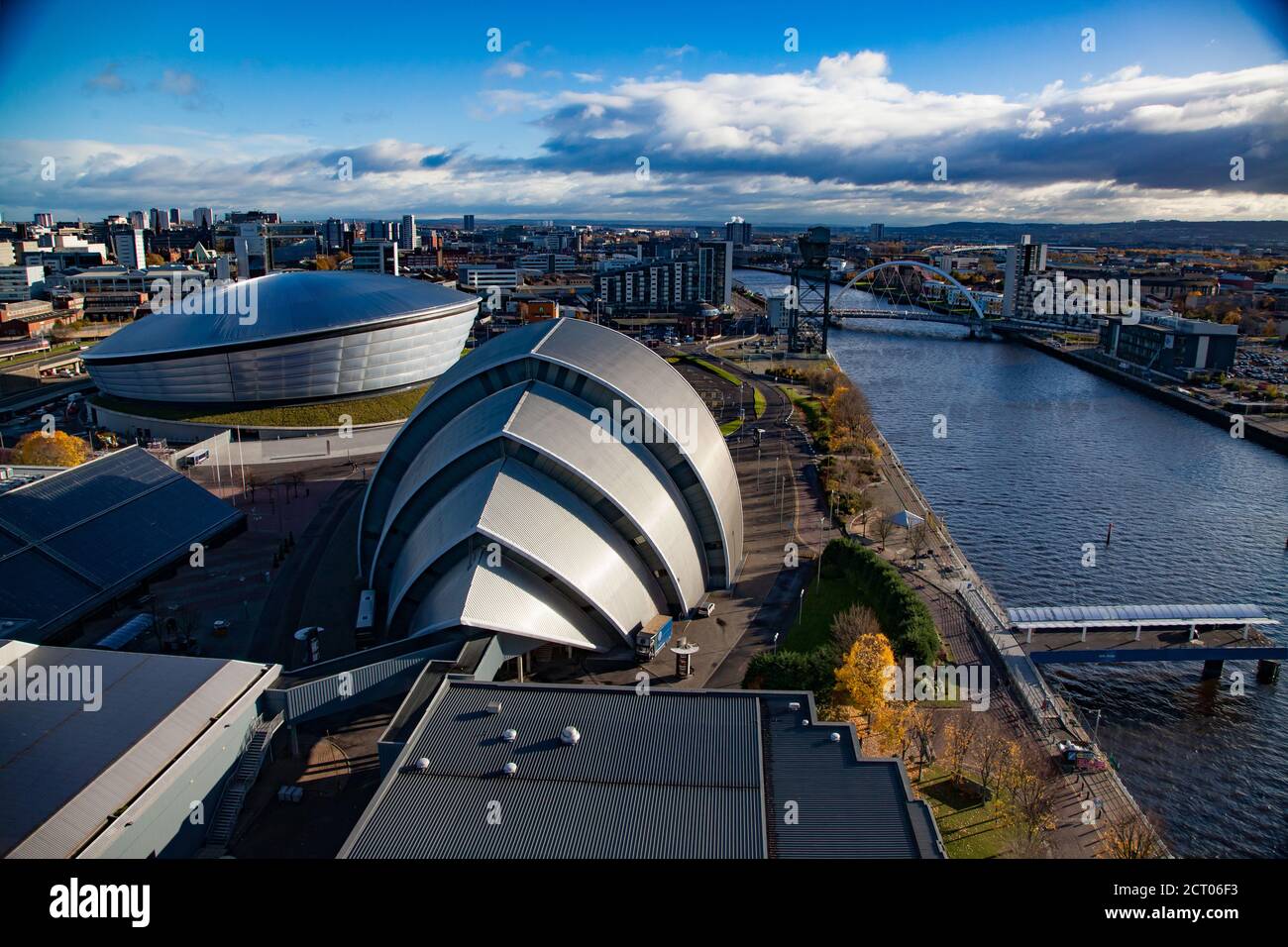 Caduta in città. SEC Armadillo e SSE Hydro edifici moderni, Finnieston Crane, argine del fiume Clyde. Vista panoramica aerea della città. Foto Stock