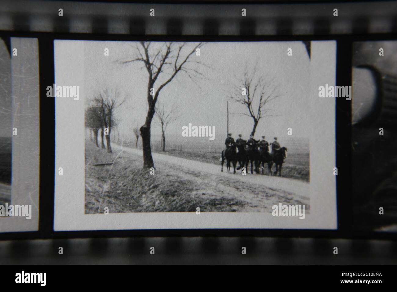 Bella fotografia in bianco e nero degli anni '70 di cinque uomini su cavalli che trottano lungo un percorso di campagna. Foto Stock