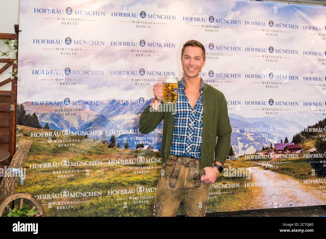 Sänger Julian David, Tisch-Wiesn, Hofbräu München, Wirtshaus Berlin, Fass-Anstich, Schauspieler Timur Ülker, GZSZ, Geschäftsführer Björn Schwarz, 19.0 Foto Stock