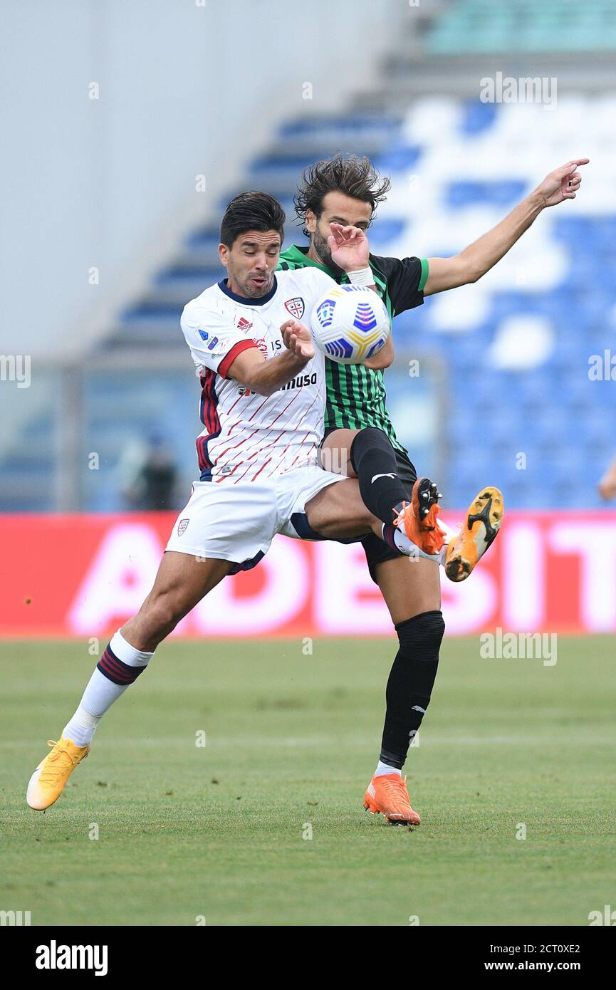 Reggio Emilia, Italia. 20 Settembre 2020. Giovanni Simeone di Cagliari Calcio sfida Gian Marco Ferrari di Sasssuolo Calcio durante la serie UNA partita tra Sassuolo e Cagliari allo stadio Mapei di Reggio Emilia il 20 settembre 2020. Foto di Giuseppe Maffia. Credit: UK Sports Pics Ltd/Alamy Live News Foto Stock