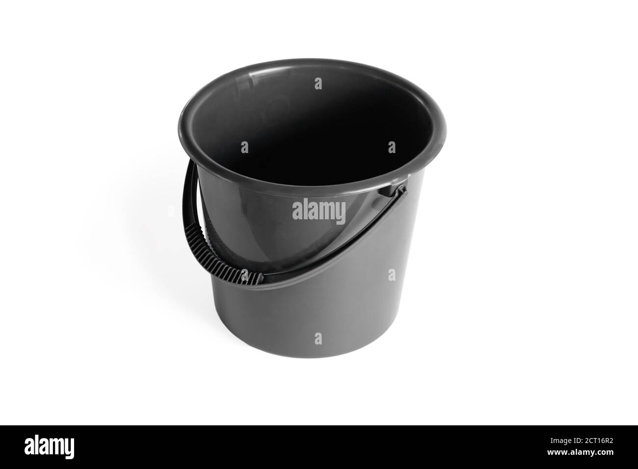 Secchio grigio in plastica. Isolato su sfondo bianco. Foto Stock