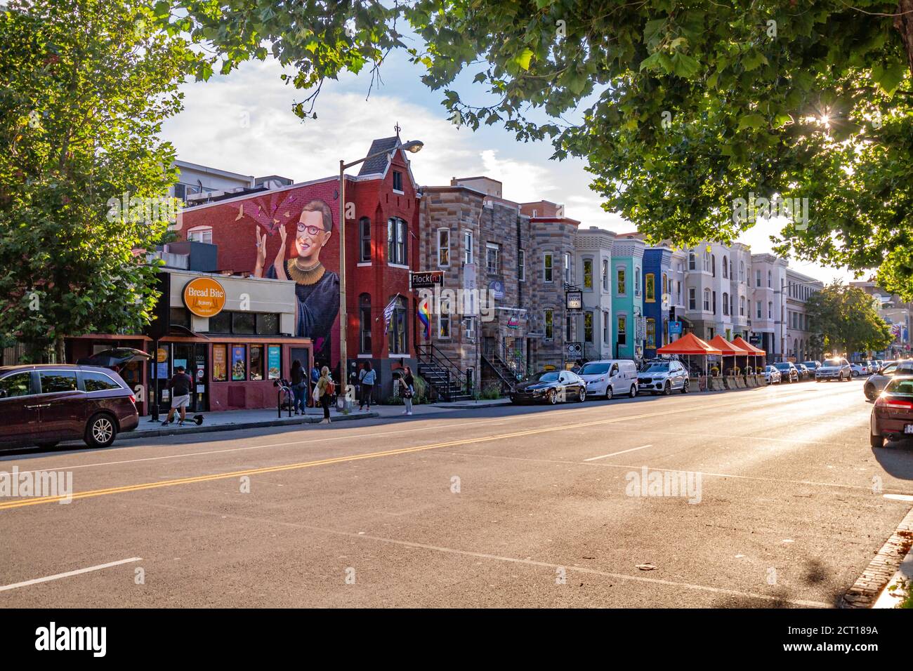 I Washingtonians pagano i loro omaggi a Justice Ruth Bader Ginsburg con i messaggi e i fiori ad un murale a NW Washington, sabato, 19 settembre 2020. Foto Stock