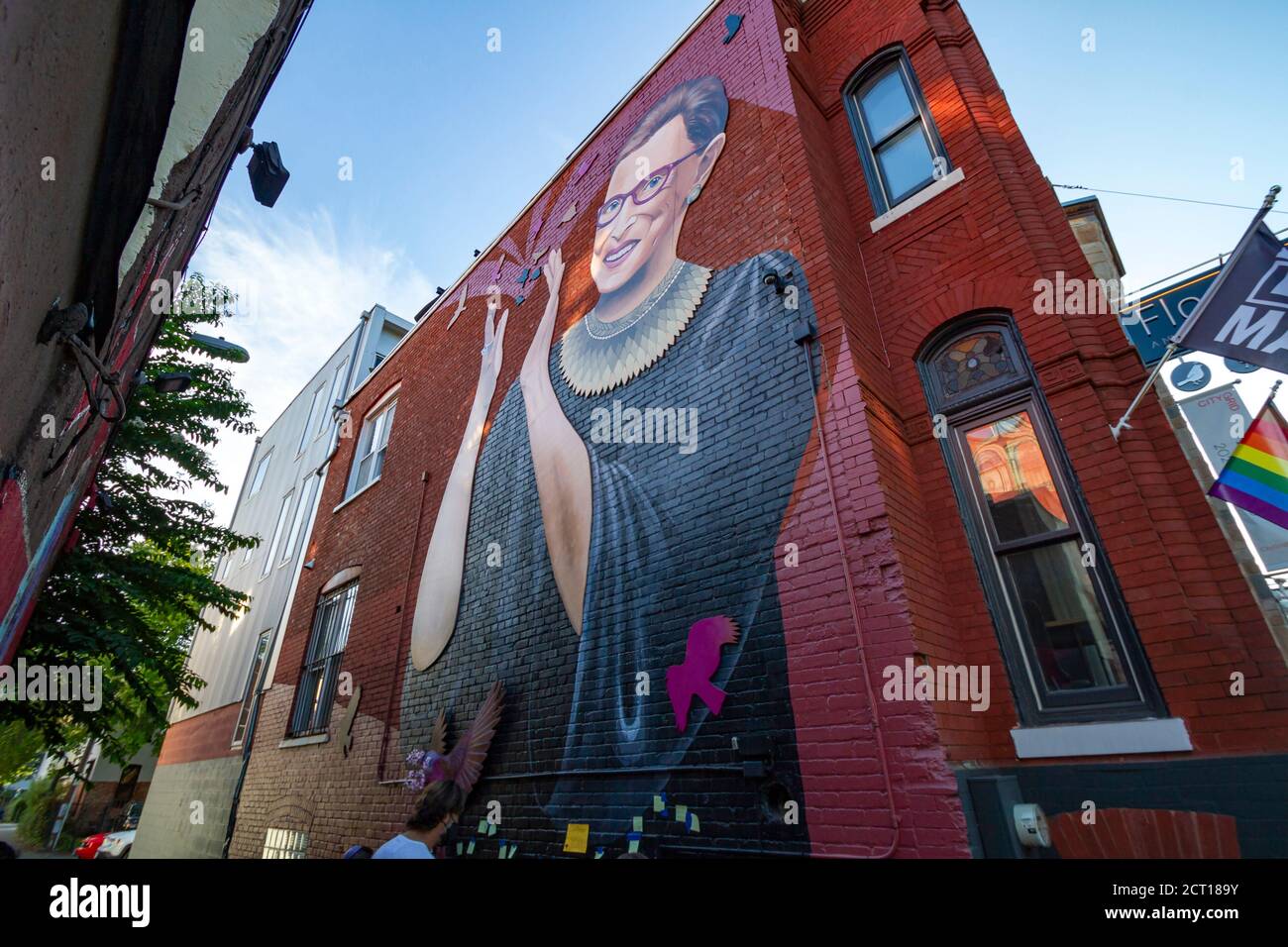 I Washingtonians pagano i loro omaggi a Justice Ruth Bader Ginsburg con i messaggi e i fiori ad un murale a NW Washington, sabato, 19 settembre 2020. Foto Stock