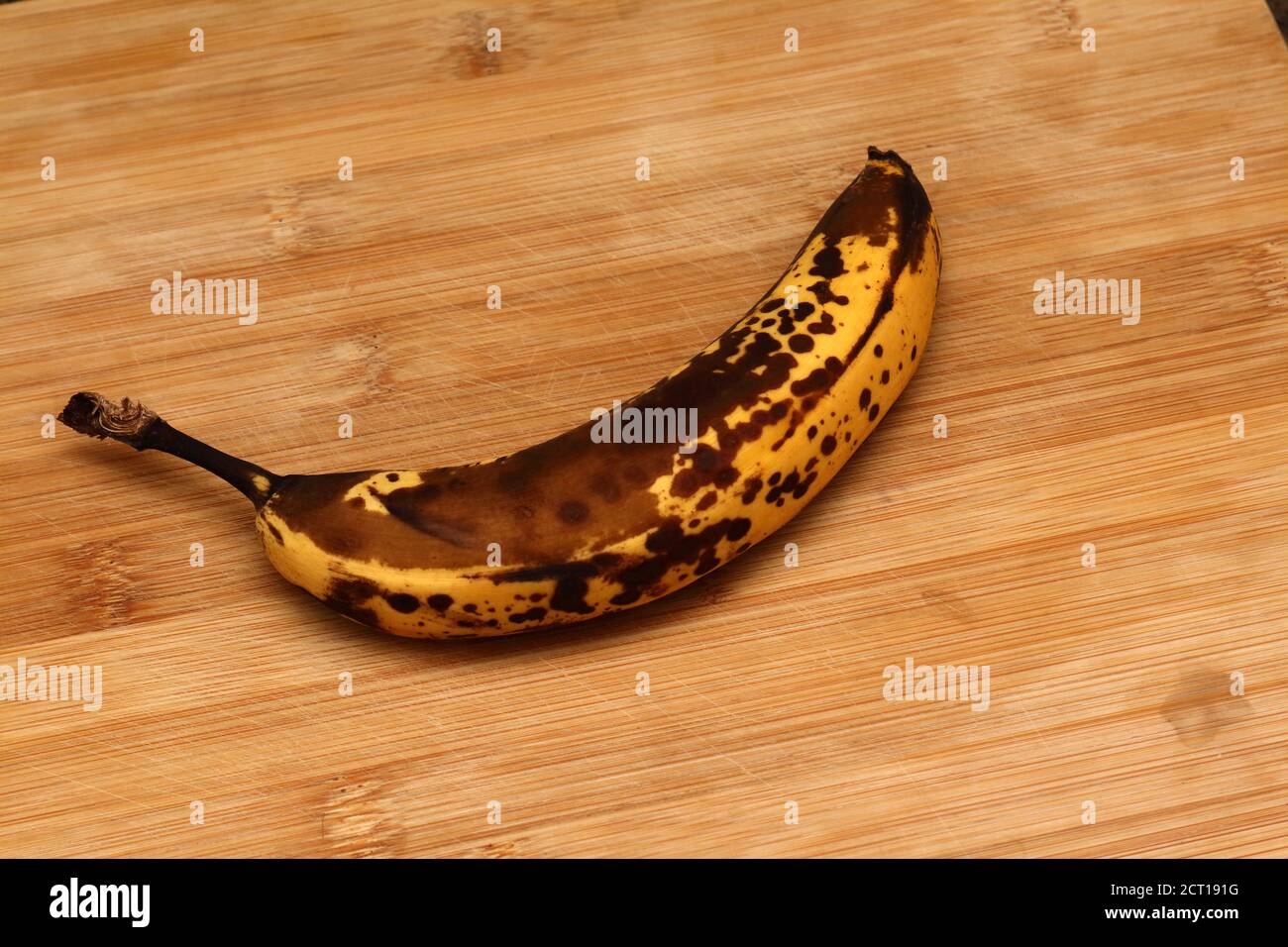 Vecchia banana su tavola di legno. Banane gialle supermature su vecchia tavola di legno. Foto Stock