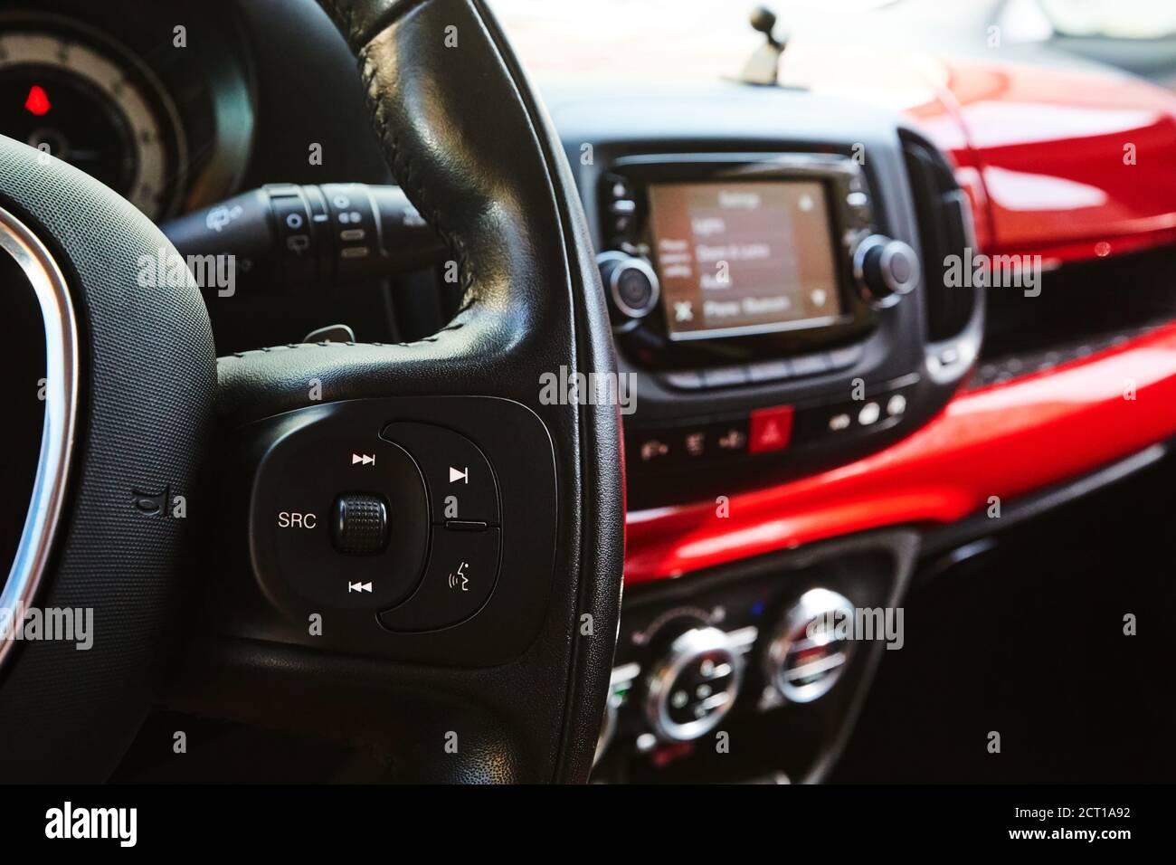 Impianto audio e pulsanti di comando composizione vocale sul volante. Abitacolo della vettura. Profondità dof Foto Stock