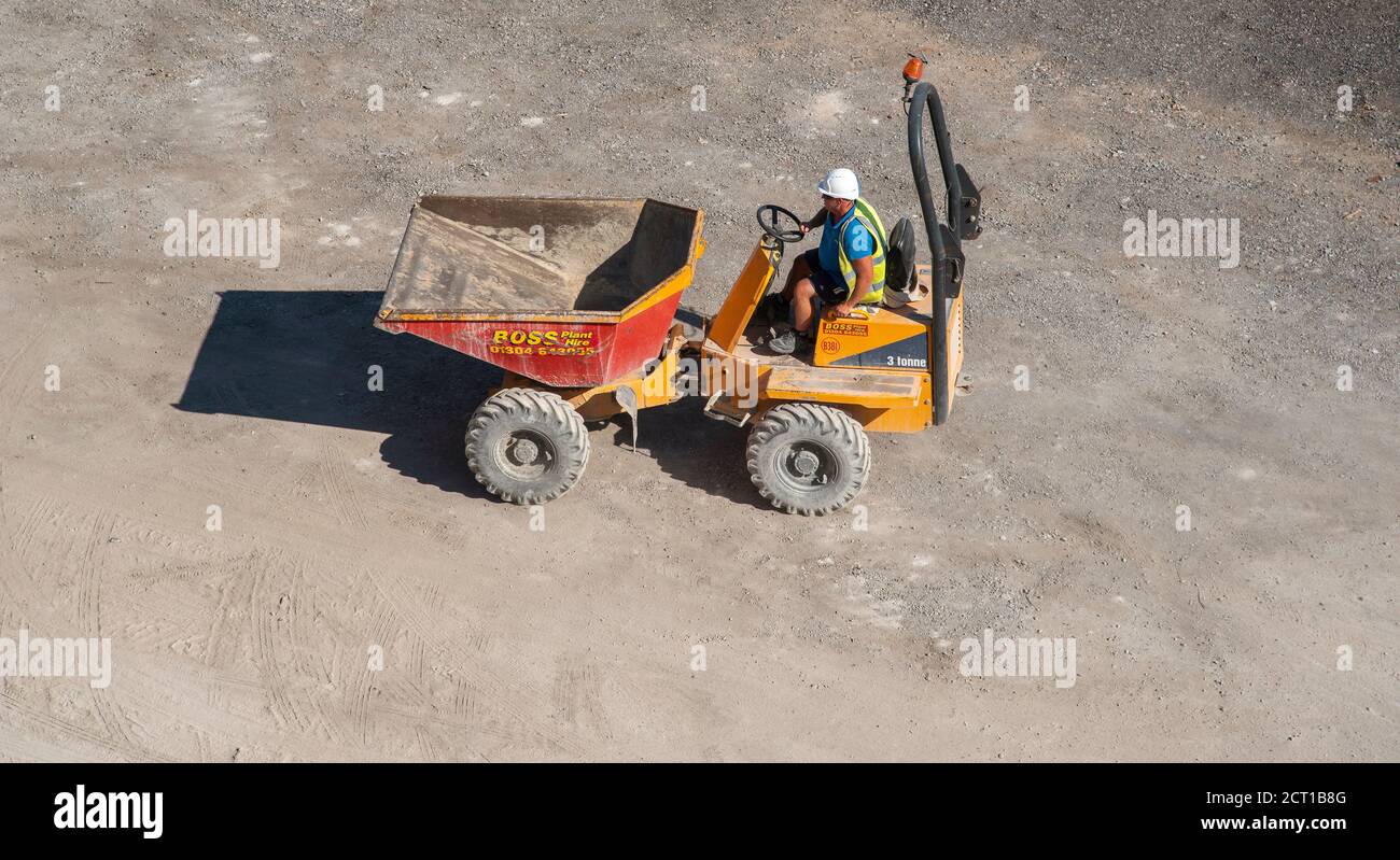 Ramsgate, Kent, Inghilterra, Regno Unito. 2020. Panoramica di un lavoratore maschile che guida un dumper che lavora in un cantiere nel Regno Unito. Foto Stock