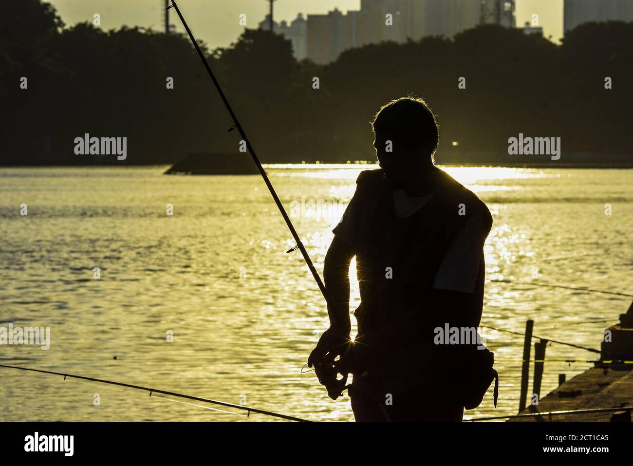 Pescatore al lago artificiale di sunter Foto Stock