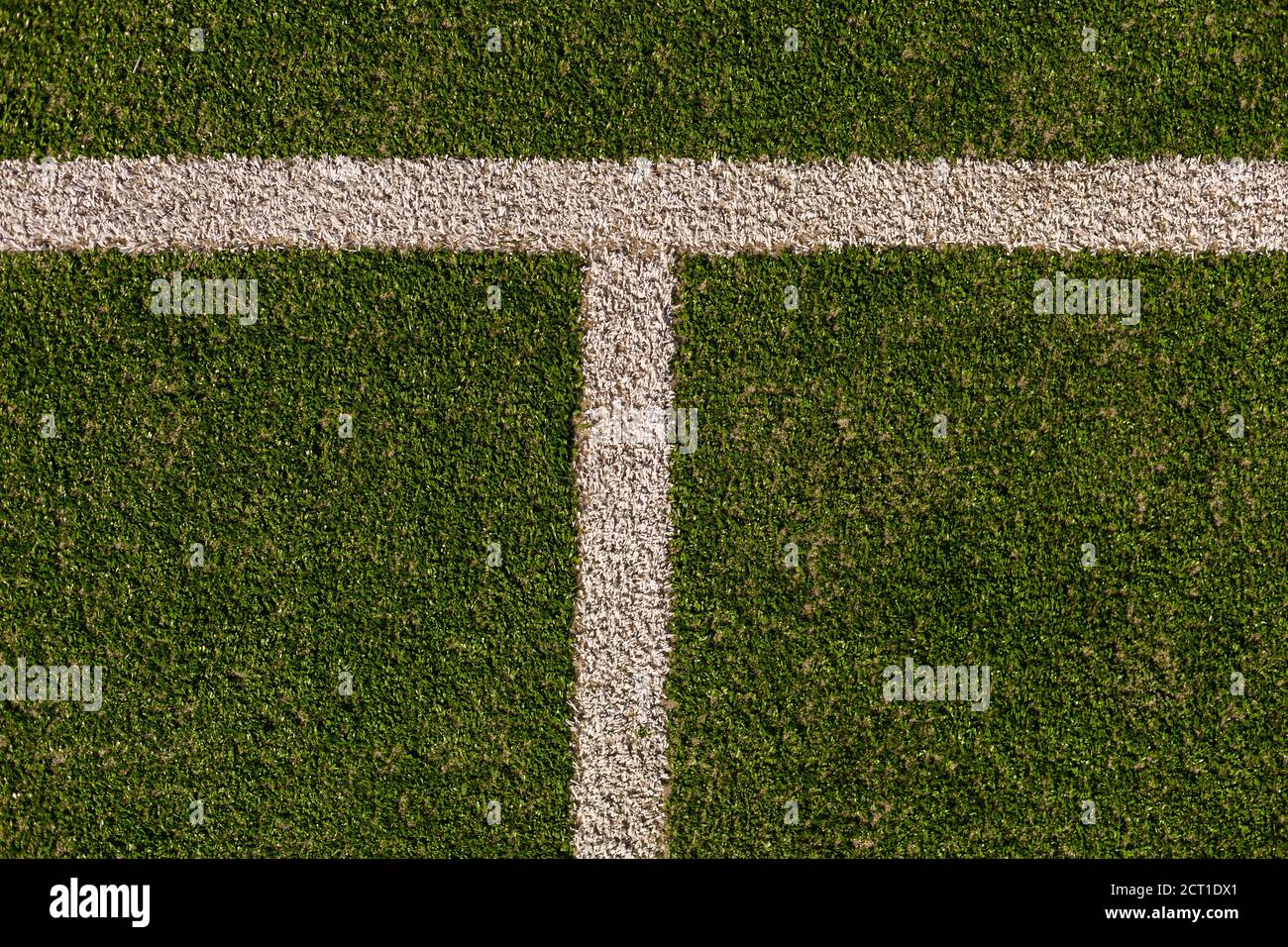 Un campo da tennis verde sintetico vuoto che mostra il siddeline e. netto Foto Stock