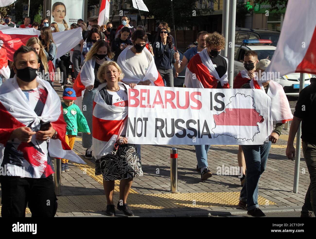 Kiev, Ucraina. 20 Settembre 2020. La gente partecipa al rally di solidarietà con le proteste in Bielorussia a Kiev, Ucraina, 20 settembre 2020. I membri della comunità bielorussa in Ucraina e gli attivisti ucraini hanno tenuto la marcia della solidarietà con le proteste bielorusse contro i risultati delle elezioni presidenziali. Credit: Serg Glovny/ZUMA Wire/Alamy Live News Foto Stock
