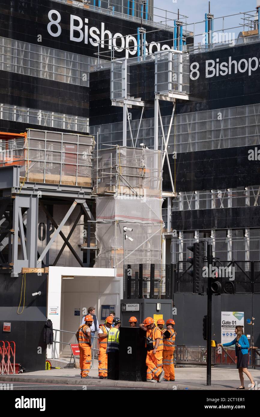 I lavoratori edili si riuniscono sotto il nuovo progetto in corso presso 8 Bishopsgate nella City of London, il quartiere finanziario della capitale, il 16 settembre 2020, a Londra, Inghilterra. 8 la Bishopsgate Tower sarà un nuovo progetto a 50 piani ad uso misto, che sostituirà gli attuali edifici 6-8 Bishopsgate e 150 Leadenhall Street e fornirà 560,000ft² di uffici, negozi e spazi pubblici. Foto Stock