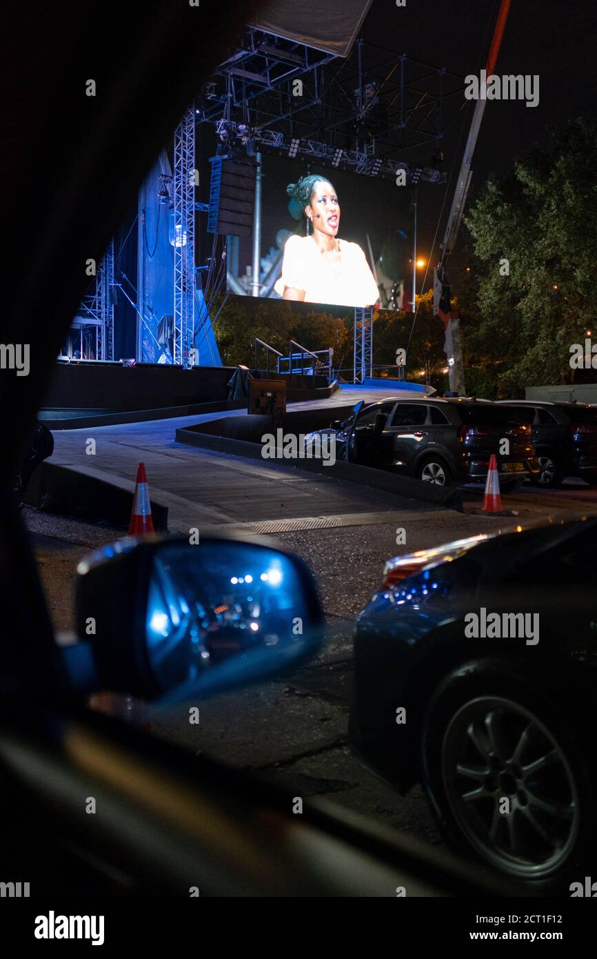 Visto dal posto di guida, il britannico Soprano Nardus Williams suona Mimi nella la bohème di Puccini, eseguita da English National Opera (ENO) come drive-in (ENO Drive and Live) ad Alexandra Palace, il 18 settembre 2020, a Londra, Inghilterra. Si tratta della prima esibizione pubblica dell'ENO dalla chiusura della sede del West End Colisseum, a causa del blocco pandemico di Coronavirus a marzo. Si tratta della prima produzione operistica drive-in dal vivo in Europa che il pubblico può sperimentare in tutta sicurezza dalle proprie auto e dalla prima performance pubblica di ENO dalla chiusura della sede del West End Colisseum, per questo motivo Foto Stock