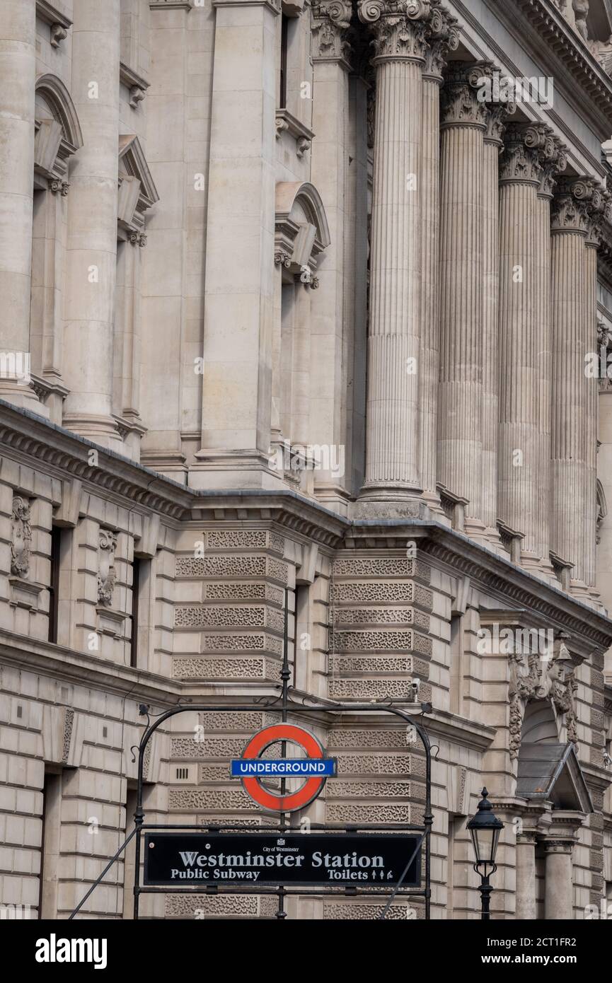 Il ferro e la rotonda della stazione della metropolitana di Londra a Westminster, con le colonne edifici governativi a Whitehall, il 16 settembre 2020, a Londra, Inghilterra. Foto Stock