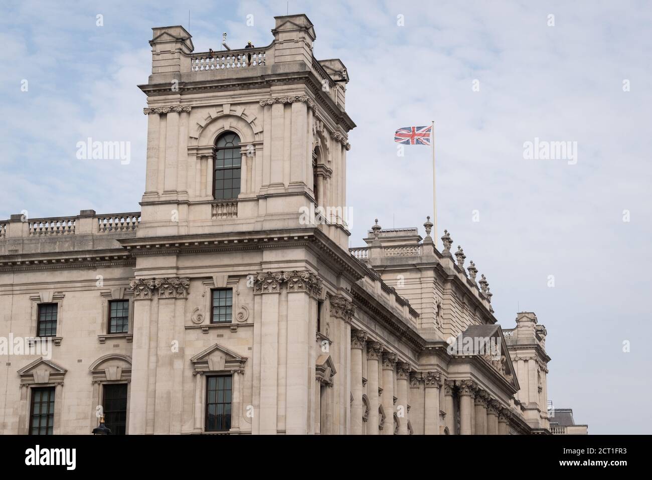 Mentre un ufficiale di polizia guarda una piccola protesta in Parliament Square, l'Union Jack vola sul Tesoro a Whitehall, la sede di molti edifici governativi britannici a Westminster, il 16 settembre 2020, a Londra, Inghilterra. Foto Stock