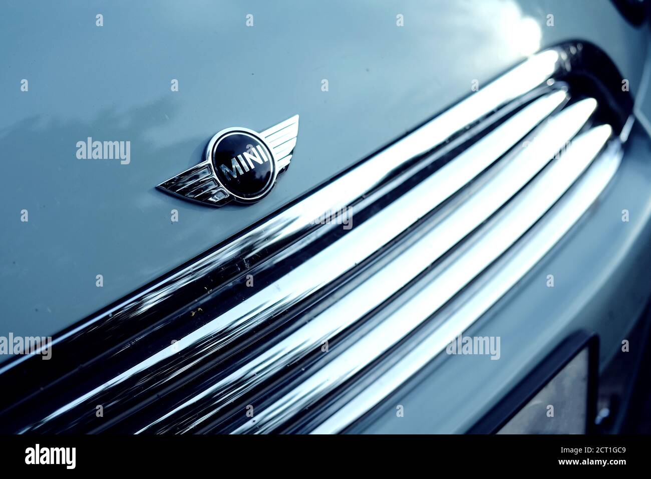 Lublino, Polonia 20/2020/09 primo piano del logo aa mini car sul cappuccio blu. Foto Stock