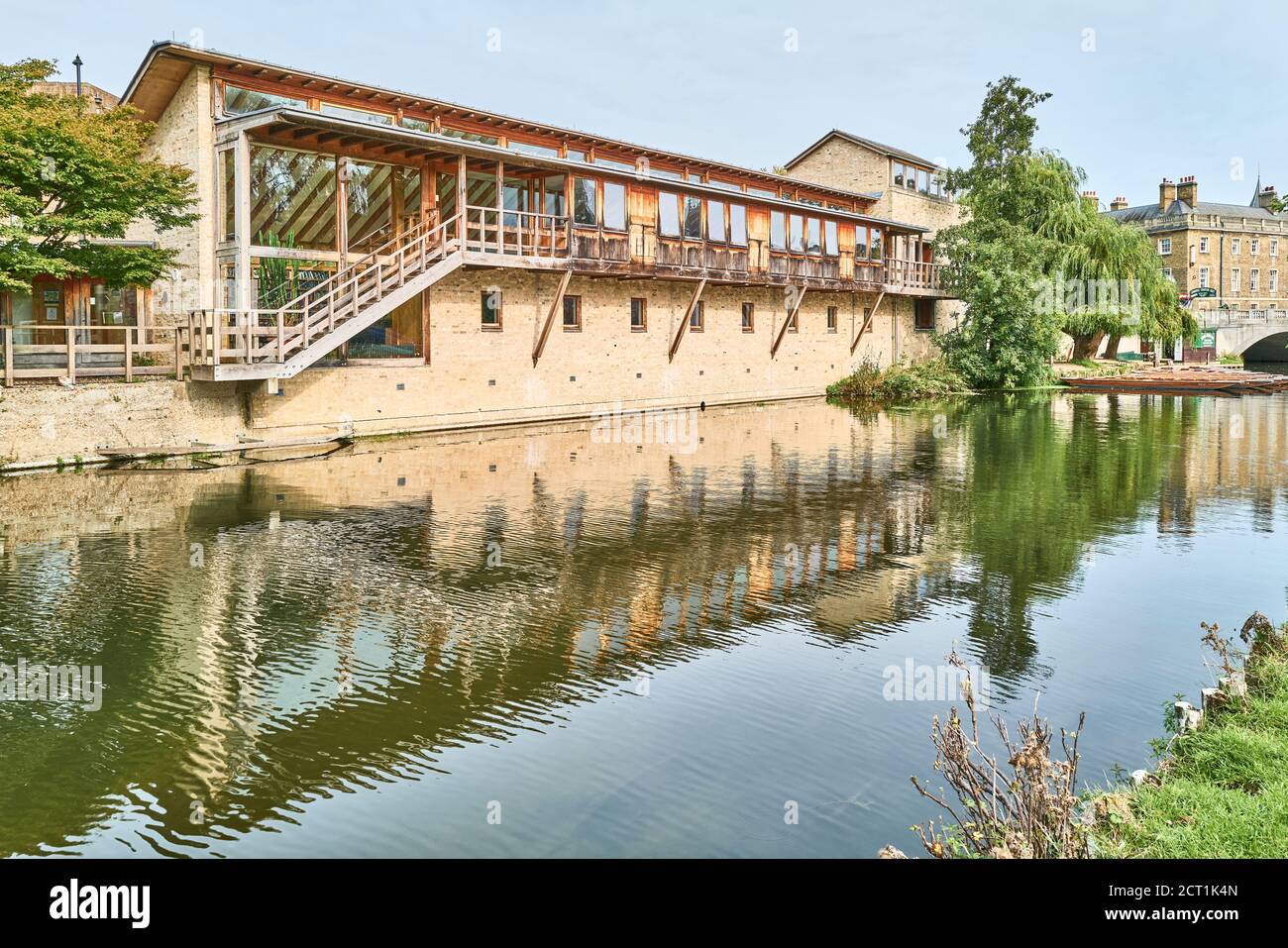 Darwin College, università di Cambridge, Inghilterra, su una riva del fiume Cam. Foto Stock