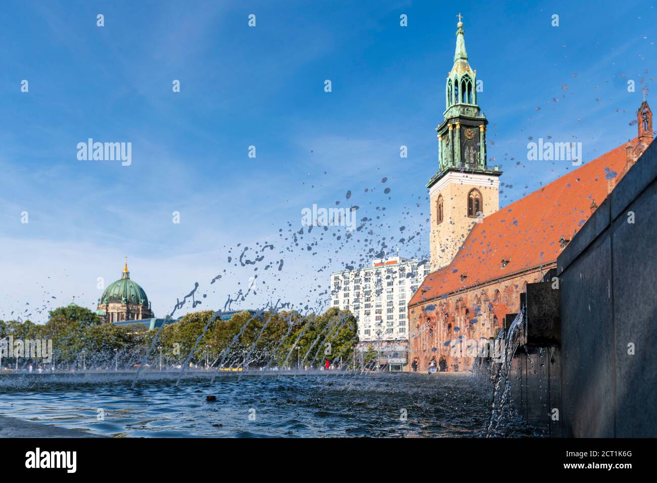 Rund um den Telespargel - Berliner Fernsehturm am Alexanderplatz, Wasserkaskaden an der St. Marienkirche, Berlin-Mitte, 19.09.2020 Foto Stock