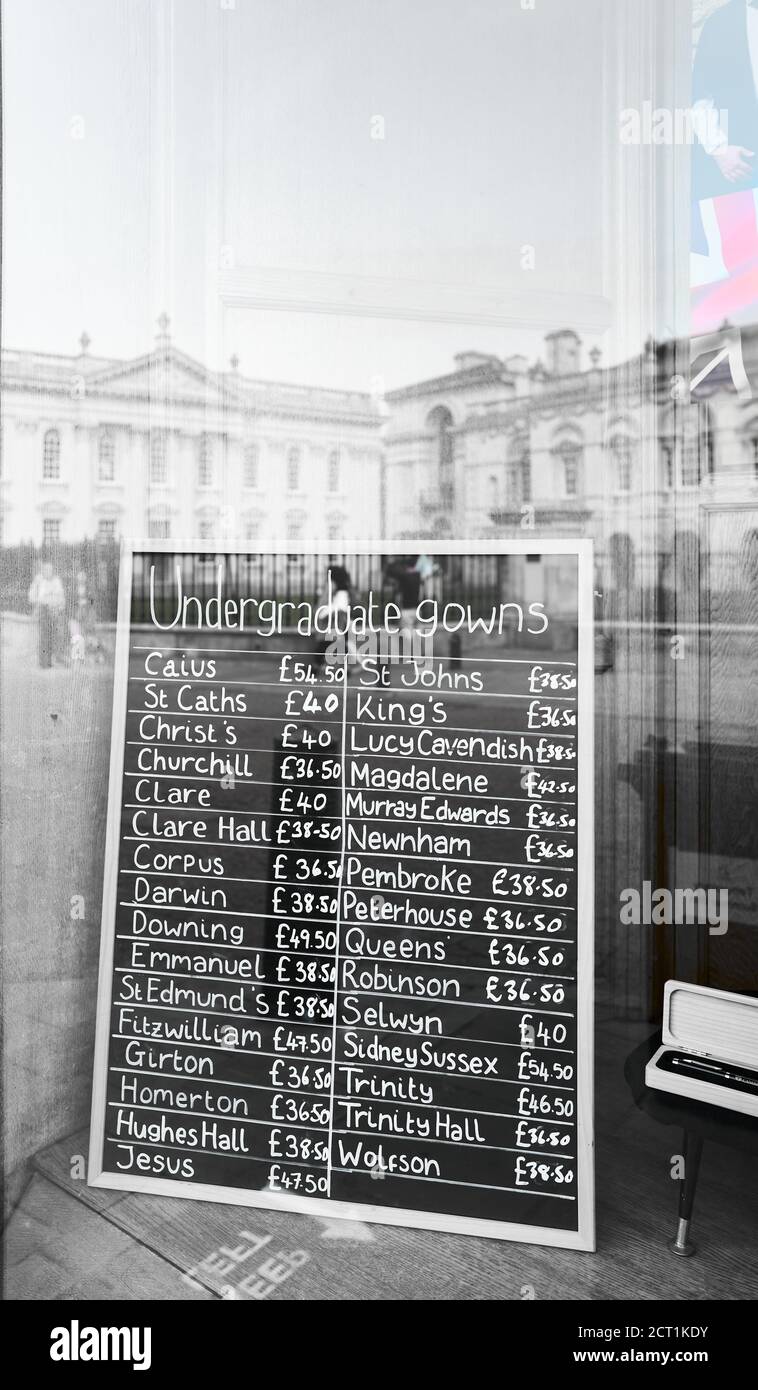 Listino prezzi per abiti di laurea, nella vetrina di Ryder & Agies, di fronte alla Camera del Senato, Università di Cambridge, Inghilterra. Foto Stock
