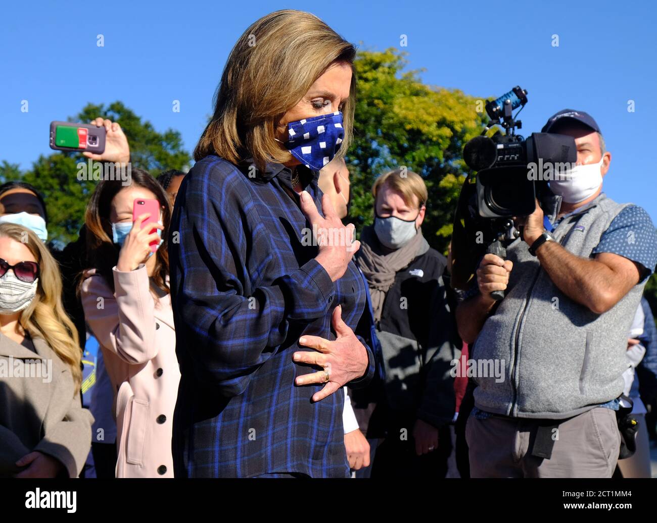 Nancy Pelosi rende omaggio al defunto giudice Ruth Bader Ginsburg al di fuori della Corte Suprema di Washington, D.C. Foto Stock