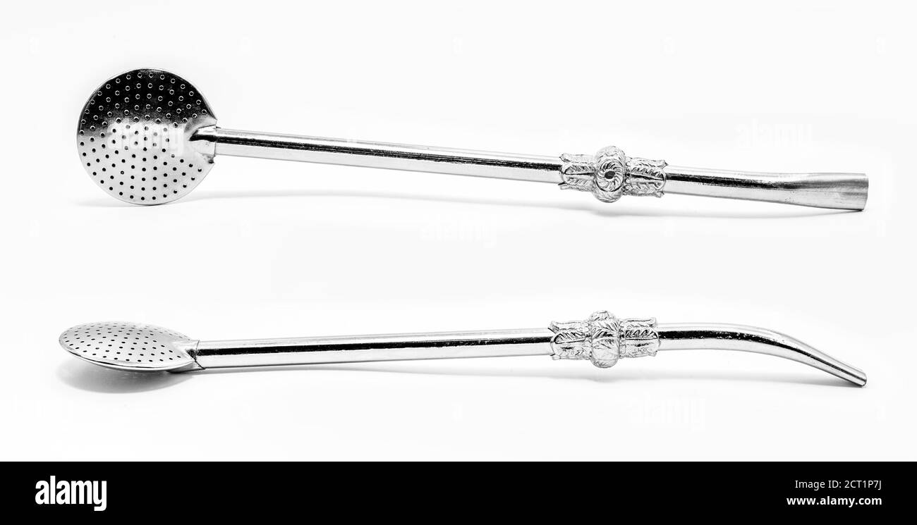 Pompa in metallo opaco, coppa di mate, chiamata chimarrão, dal Sud America. Fondo bianco isolato, utensil per erba mate, ciotola brasiliana per mate. Foto Stock