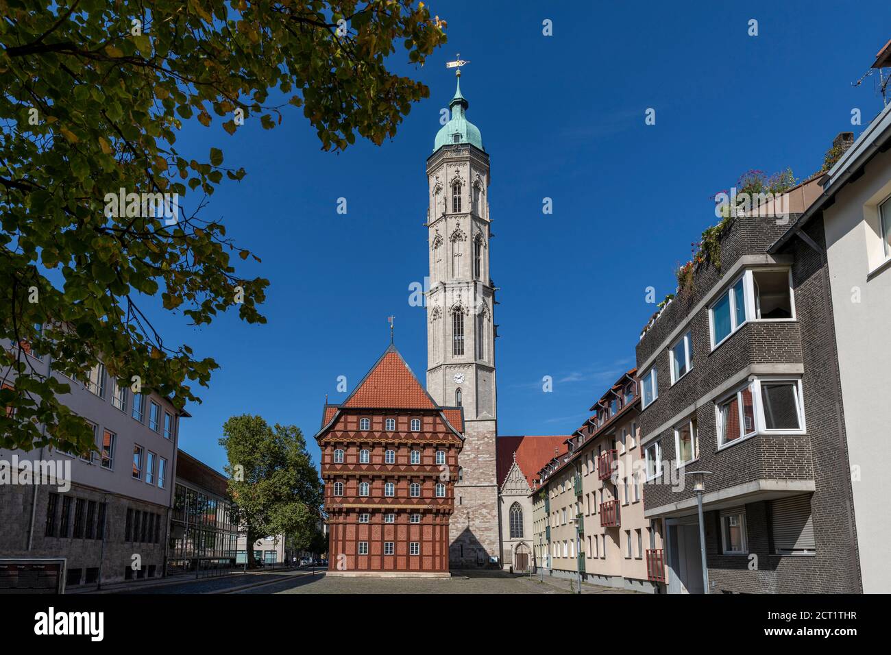 Edifici storici e moderni affiancati a Braunschweig, in Germania Foto Stock