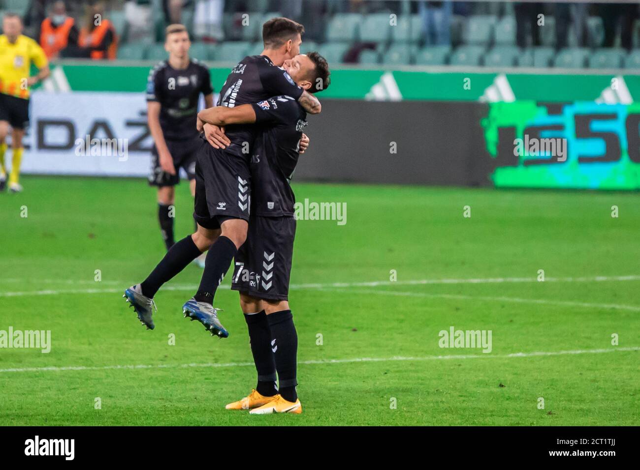 Adrian Gryszkiewicz ed Erik Janza di Gornik festeggiano dopo aver vinto la partita polacca della PKO Ekstraklasa League tra Legia Warszawa e Gornik Zabrze al Marshal Jozef Pilsudski Legia Warsaw Municipal Stadium. (Punteggio finale; Legia Warszawa 1:3 Gornik Zabrze) Foto Stock