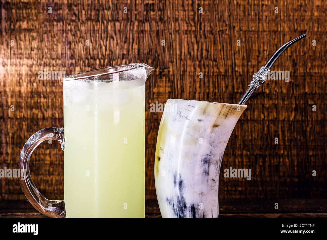 Tereré o Tererê, è una bevanda brasiliana fatta con l'infusione di yerba mate in acqua fredda. Bevanda preparata con yerba mate e limone. Foto Stock