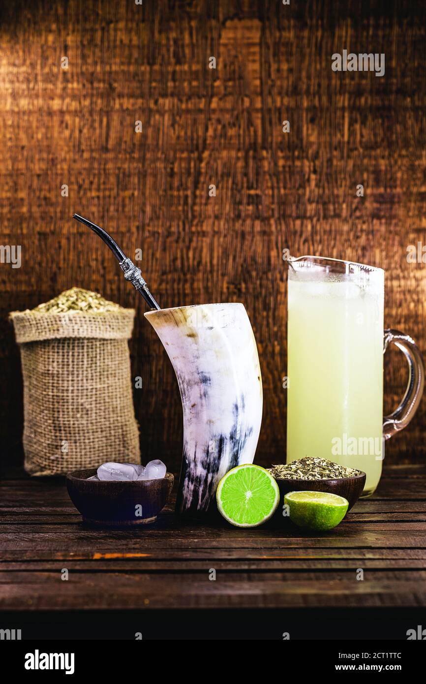 Tereré o Tererê, è una bevanda brasiliana fatta con l'infusione di yerba mate in acqua fredda. Bevanda preparata con yerba mate e limone. Foto Stock