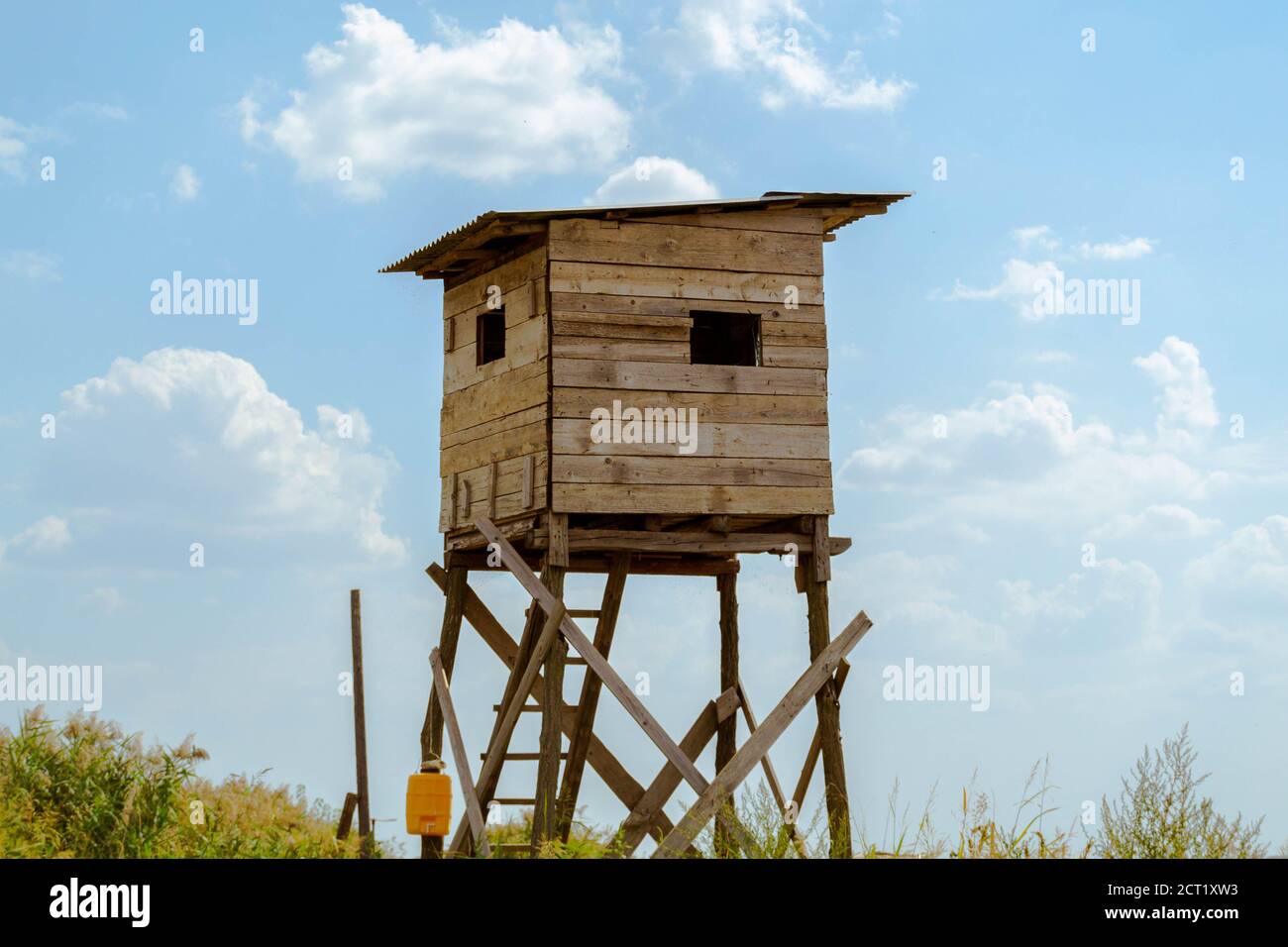 Caccia nascondiglio torre di osservazione costruita da tavole di legno, cielo blu sullo sfondo Foto Stock