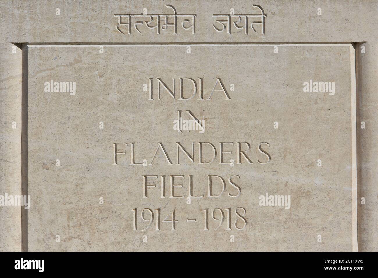 Primo piano di una targa commemorativa al Memorial per le forze indiane che hanno combattuto durante la prima guerra mondiale a Ypres, Belgio Foto Stock
