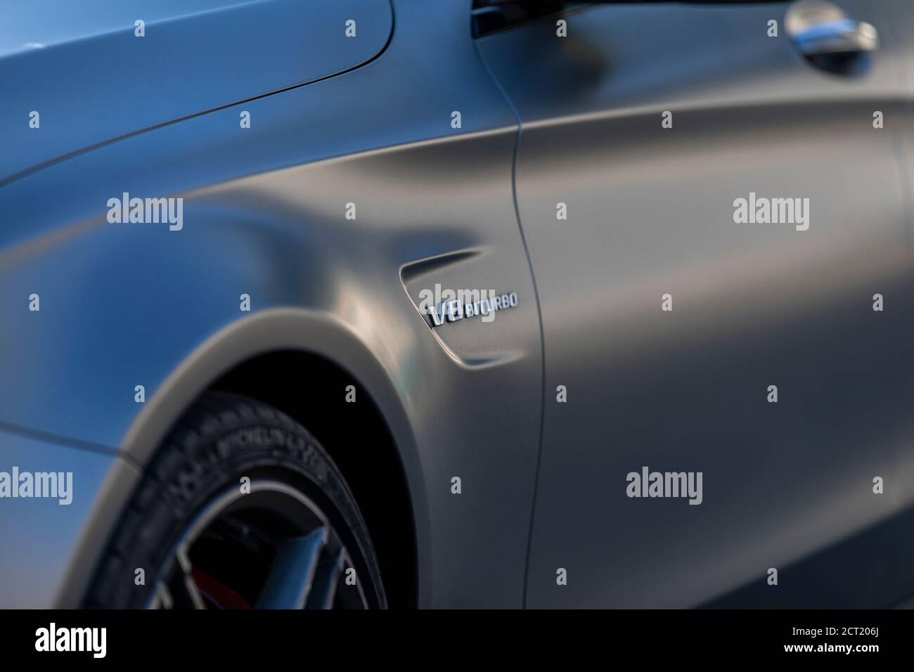 La Germania è una terra promessa di auto veloci. Vedere 'V8 Biturbo' sul lato di una vettura sportiva fa sognare la gente di avere una tale bestia nel loro garage. Foto Stock