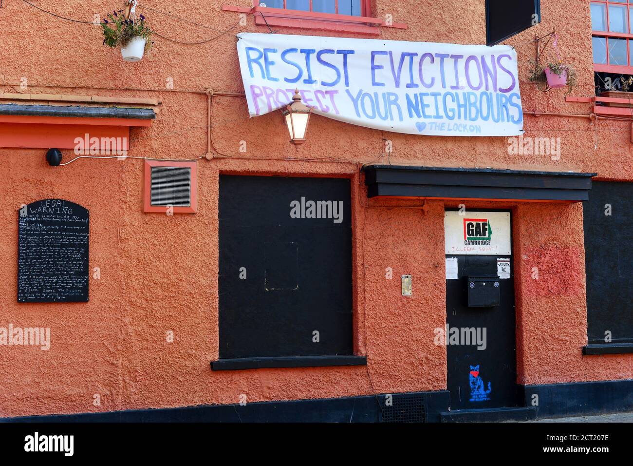 Cambridge, uk, 20-09-2020 segno sul lato di ex pub edificio containg squaters. Foto Stock