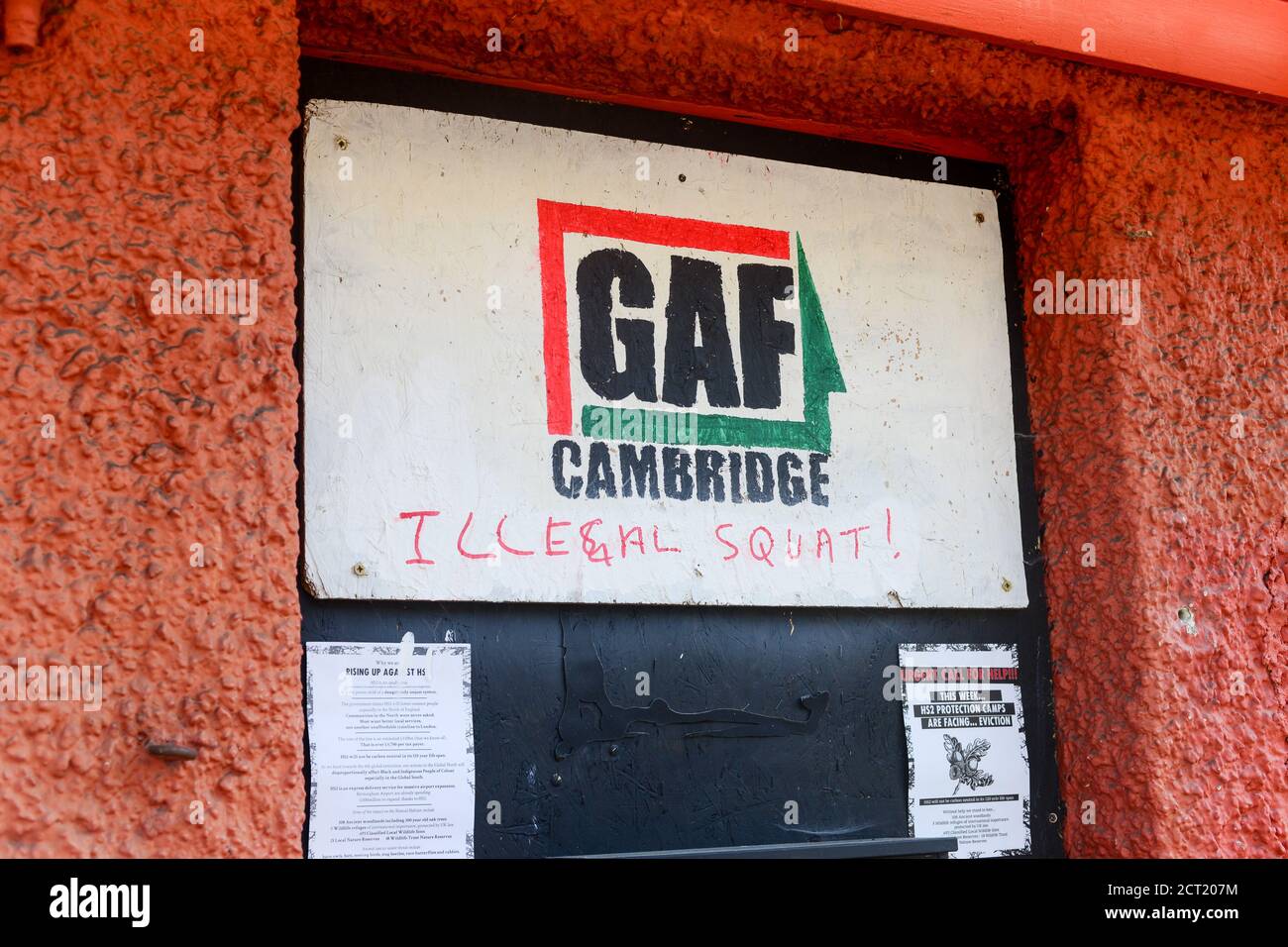 Cambridge, uk, 20-09-2020, primo piano di un cartello di avvertimento sul lato di ex pub edificio che containg squaters. Foto Stock