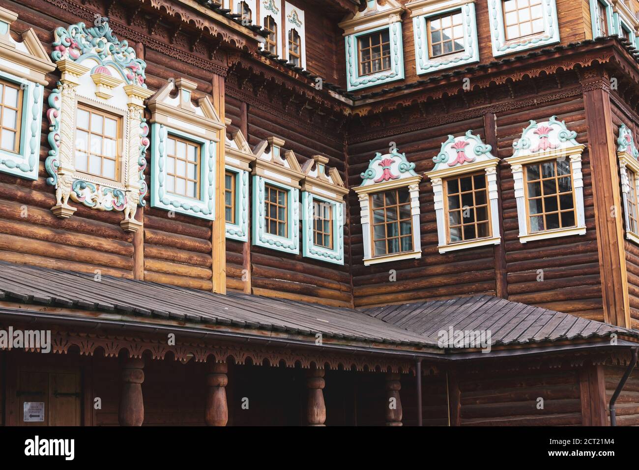 Mosca, Russia - 5 settembre 2020. Belle finestre di legno Palazzo di Tsar Alexei Mikhailovich Romanov, Padre di Pietro 1. edificio del xvii secolo Foto Stock
