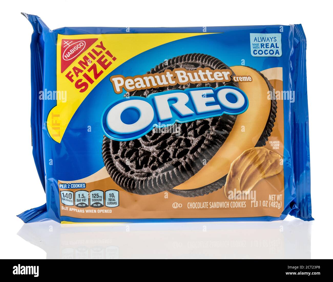 Winneconne , WI - 19 settembre 2020: Una confezione di biscotti oreo al burro di arachidi su sfondo isolato. Foto Stock