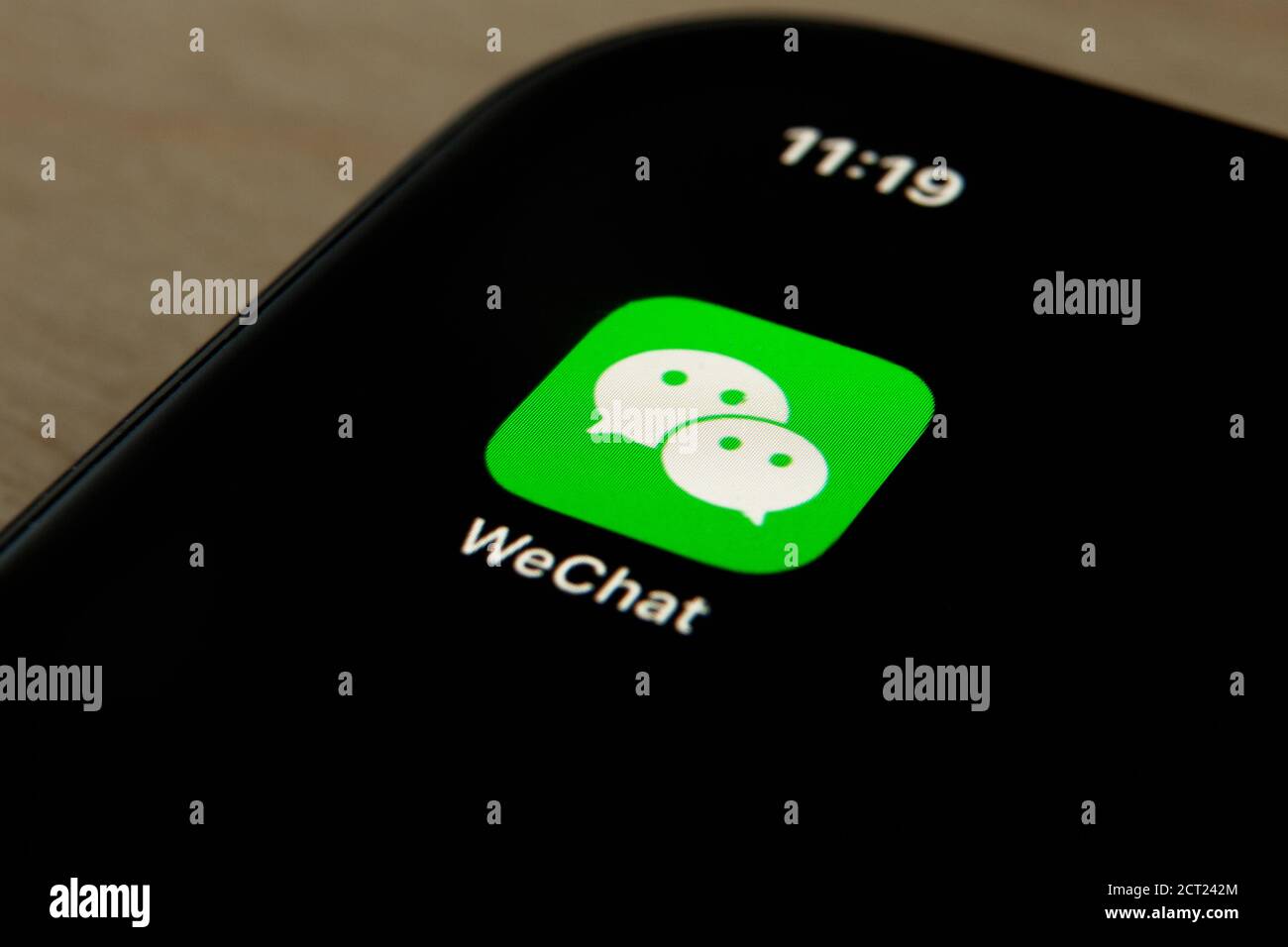 Cellulare con WeChat su iphone 11. il presidente degli Stati Uniti Donald Trump vieta le applicazioni della Cina a causa della sicurezza nazionale Foto Stock