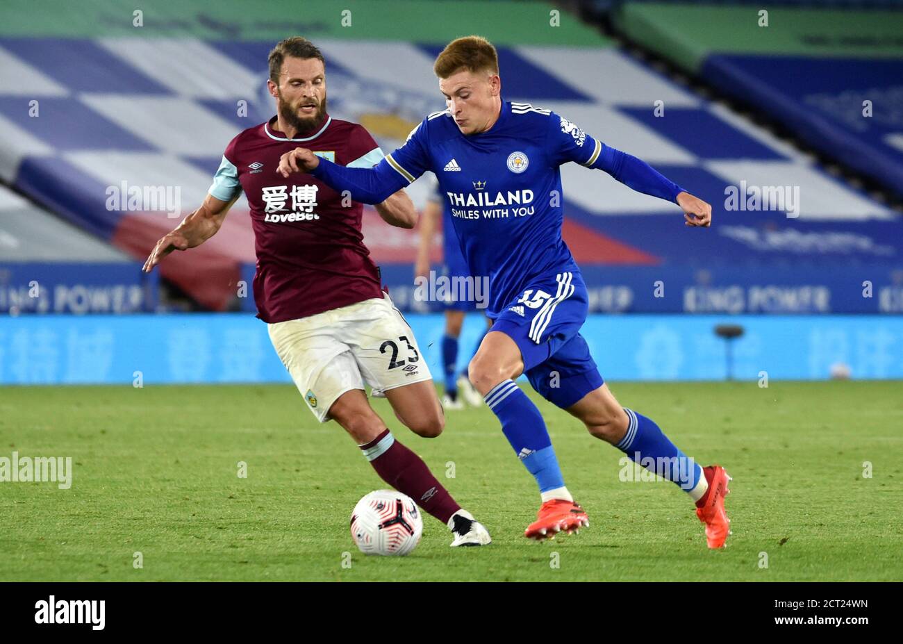 Harvey Barnes di Leicester City (a destra) e Erik Pieters di Burnley si battono per la palla durante la partita della Premier League al King Power Stadium di Leicester. Foto Stock