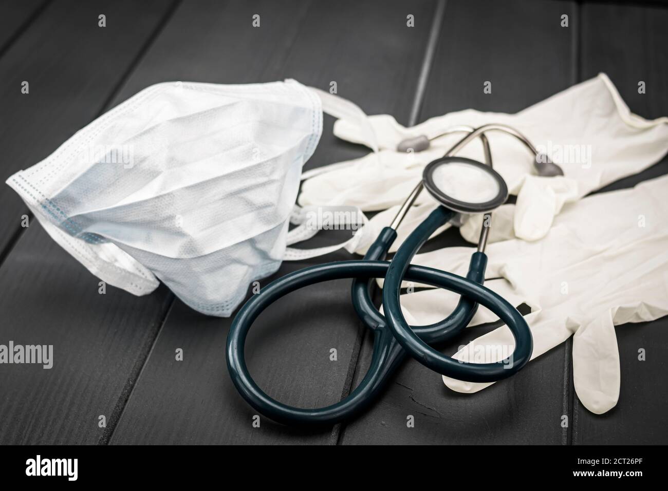 Dispositivi di protezione individuale per medici e infermieri in un ospedale. Guanti, stetoscopio e maschera facciale. Foto Stock