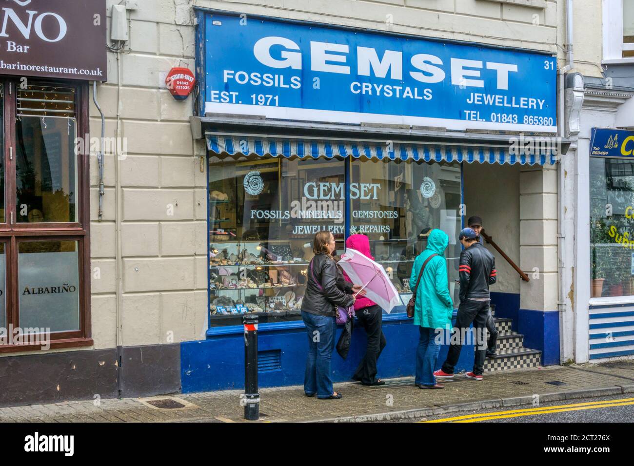 I fossili e i minerali dei Gemset fanno acquisti in una giornata bagnata a Broadstairs, Kent. Foto Stock
