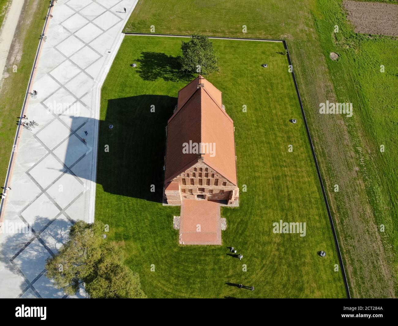 Veduta aerea della vecchia chiesa di st. Giovanni battista a Zapyskis, distretto di Kaunas, Lituania Foto Stock