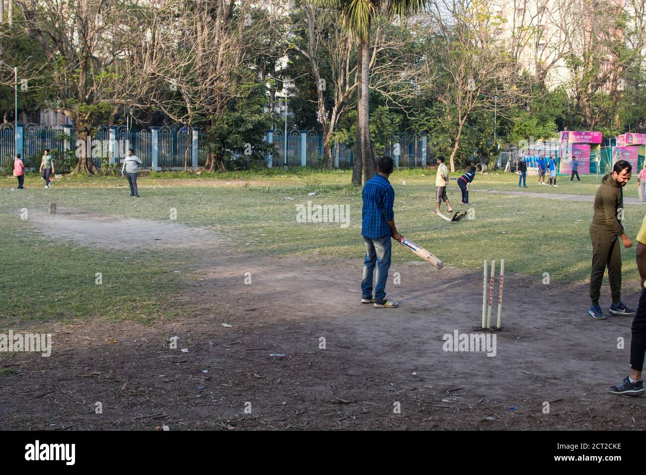 Kolkata, India - 1 febbraio 2020: Diverse persone non identificate giocano a cricket nei vestiti di tutti i giorni nel parco di Minhaj Gardan il 1 febbraio 2020 a Kolkata Foto Stock