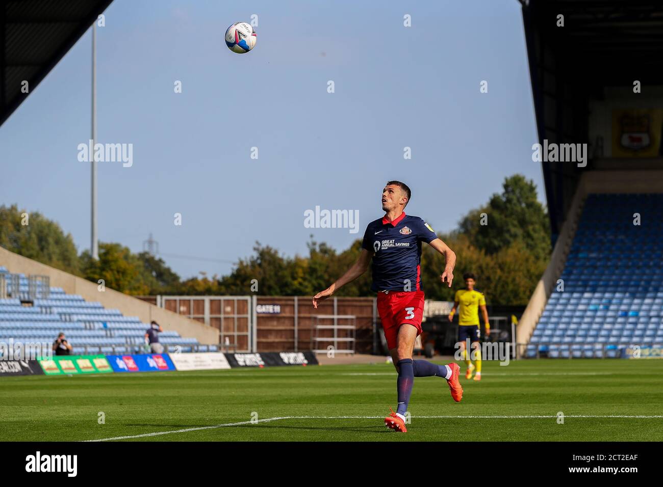 Oxford, Regno Unito. 19 Settembre 2020. Tom Flanagan di Sunderland tiene gli occhi sulla palla durante la Sky Bet League 1 dietro la partita a porte chiuse tra Oxford United e Sunderland al Kassam Stadium di Oxford, Inghilterra, il 19 settembre 2020. Foto di Nick Browning/prime Media Images. Credit: Prime Media Images/Alamy Live News Foto Stock